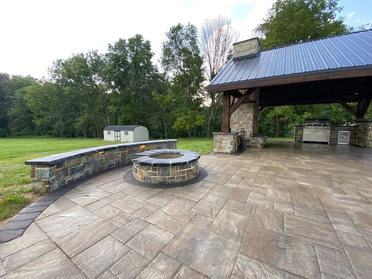 Round fire pit with curved seat wall